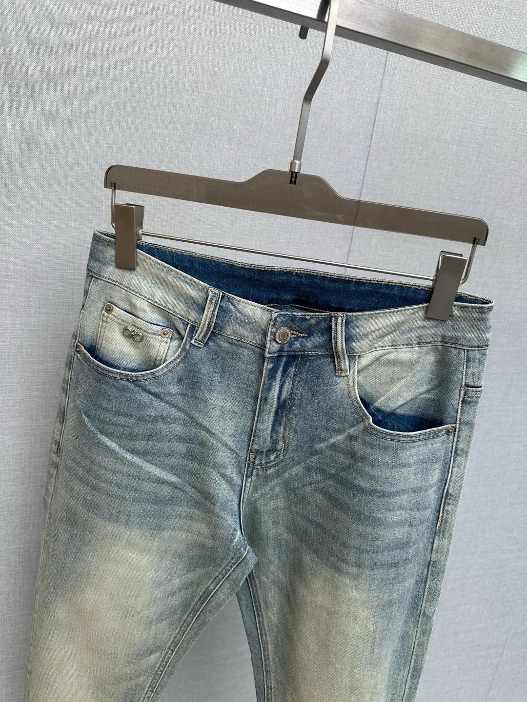 Available at the official website counter at the same time, the Original is a very stylish pair of jeans, with customized original washed denim fabric, unique design, top-notch printing technology letter pattern logo, original hardware accessories decoration, an extremely outstanding pair of jeans, the materials and craftsmanship are extremely luxurious and exquisite, extremely high-grade, handsome and stylish upper body, recommended 👍, Sizes: 29-38